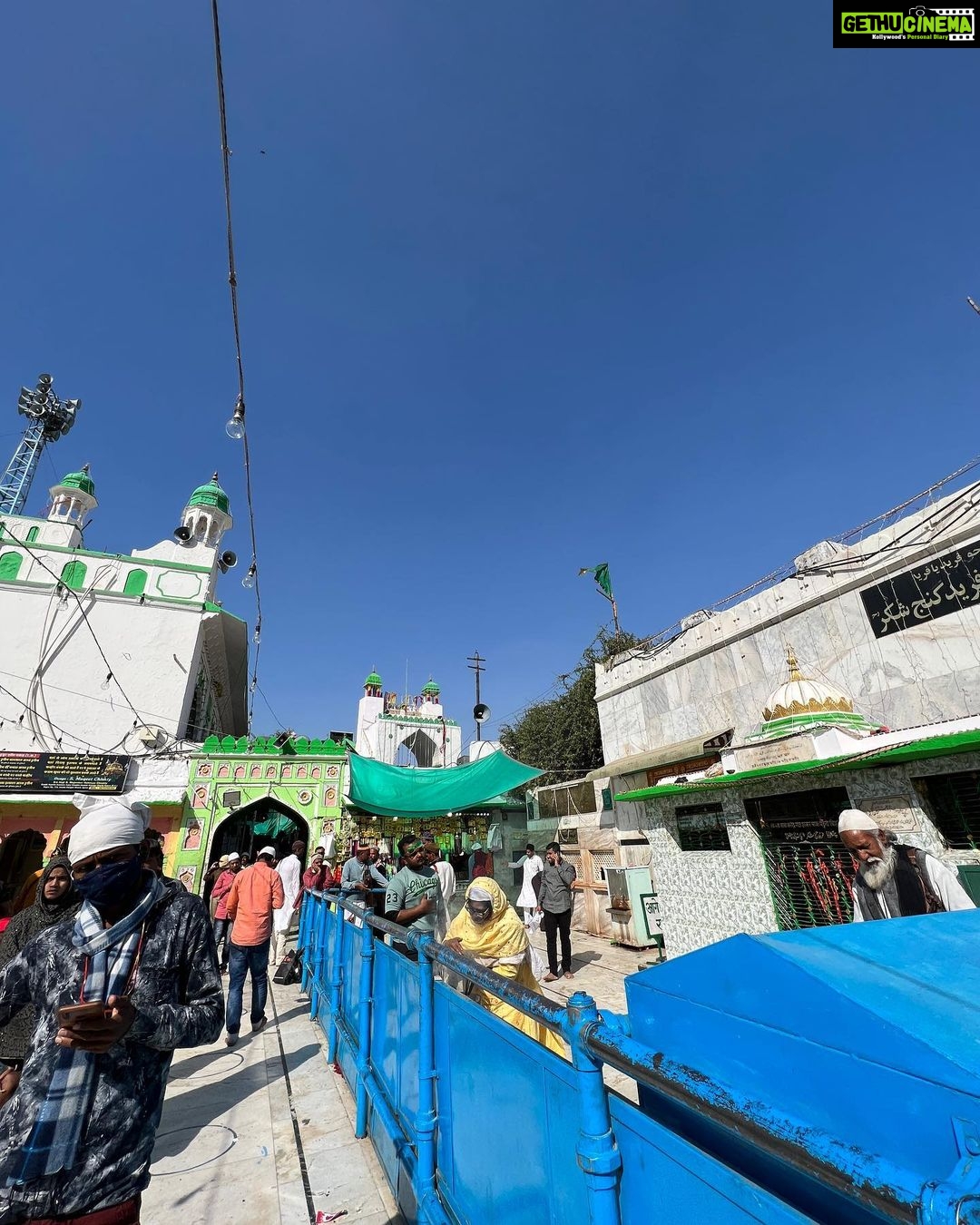 Avneet Kaur Instagram - Cannot explain the feeling ❤️😌🙏🏻 #blessed Ajmer Sharif Dargah Khwaja Gharib Nawaz r.a.