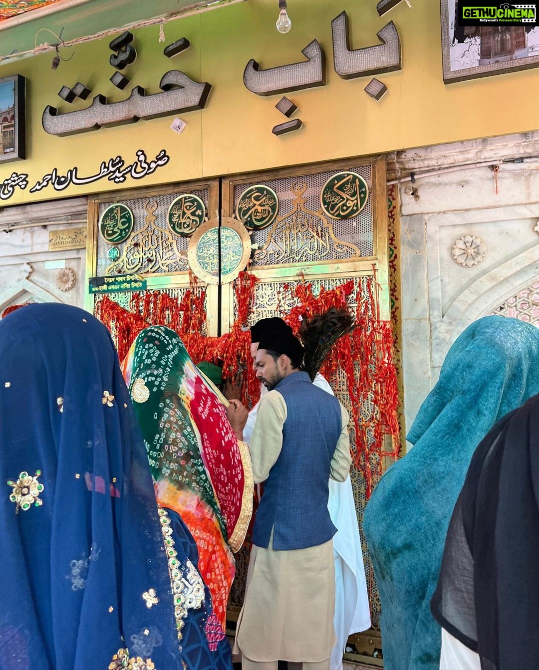 Avneet Kaur Instagram - Cannot explain the feeling ❤️😌🙏🏻 #blessed Ajmer Sharif Dargah Khwaja Gharib Nawaz r.a.