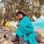 Avneet Kaur Instagram - Tere bas main kuch vi nai ae dil nu eh samjhawan, tu jhoom 💙🌅 Styling : @akansha.27 @tiara_gal Outfit : @theboozybutton Jewellery : @_slush288_ 🤝 : @houseofcreativity._ @style_by_ruchi @ishikapunamiya Jaisalmer - The Golden Heaven