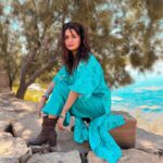 Avneet Kaur Instagram - Tere bas main kuch vi nai ae dil nu eh samjhawan, tu jhoom 💙🌅 Styling : @akansha.27 @tiara_gal Outfit : @theboozybutton Jewellery : @_slush288_ 🤝 : @houseofcreativity._ @style_by_ruchi @ishikapunamiya Jaisalmer - The Golden Heaven