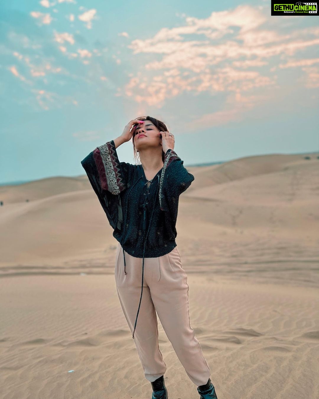 Avneet Kaur Instagram - Pata hai, Yaha se bahot dur, galat aur sahi ke paar ek maidan hai, main waha milunga tujhe π€ Styling : @tiara_gal @akansha.27 Outfit : @sorayabymalvika π€ : @ishikapunamiya @houseofcreativity._ Jaisalmer, Thar Desert, India