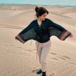 Avneet Kaur Instagram – Pata hai, Yaha se bahot dur, galat aur sahi ke paar ek maidan hai, main waha milunga tujhe 🖤

Styling : @tiara_gal @akansha.27 
Outfit : @sorayabymalvika
🤝 : @ishikapunamiya @houseofcreativity._ Jaisalmer, Thar Desert, India
