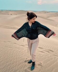 Avneet Kaur Instagram - Pata hai, Yaha se bahot dur, galat aur sahi ke paar ek maidan hai, main waha milunga tujhe 🖤 Styling : @tiara_gal @akansha.27 Outfit : @sorayabymalvika 🤝 : @ishikapunamiya @houseofcreativity._ Jaisalmer, Thar Desert, India