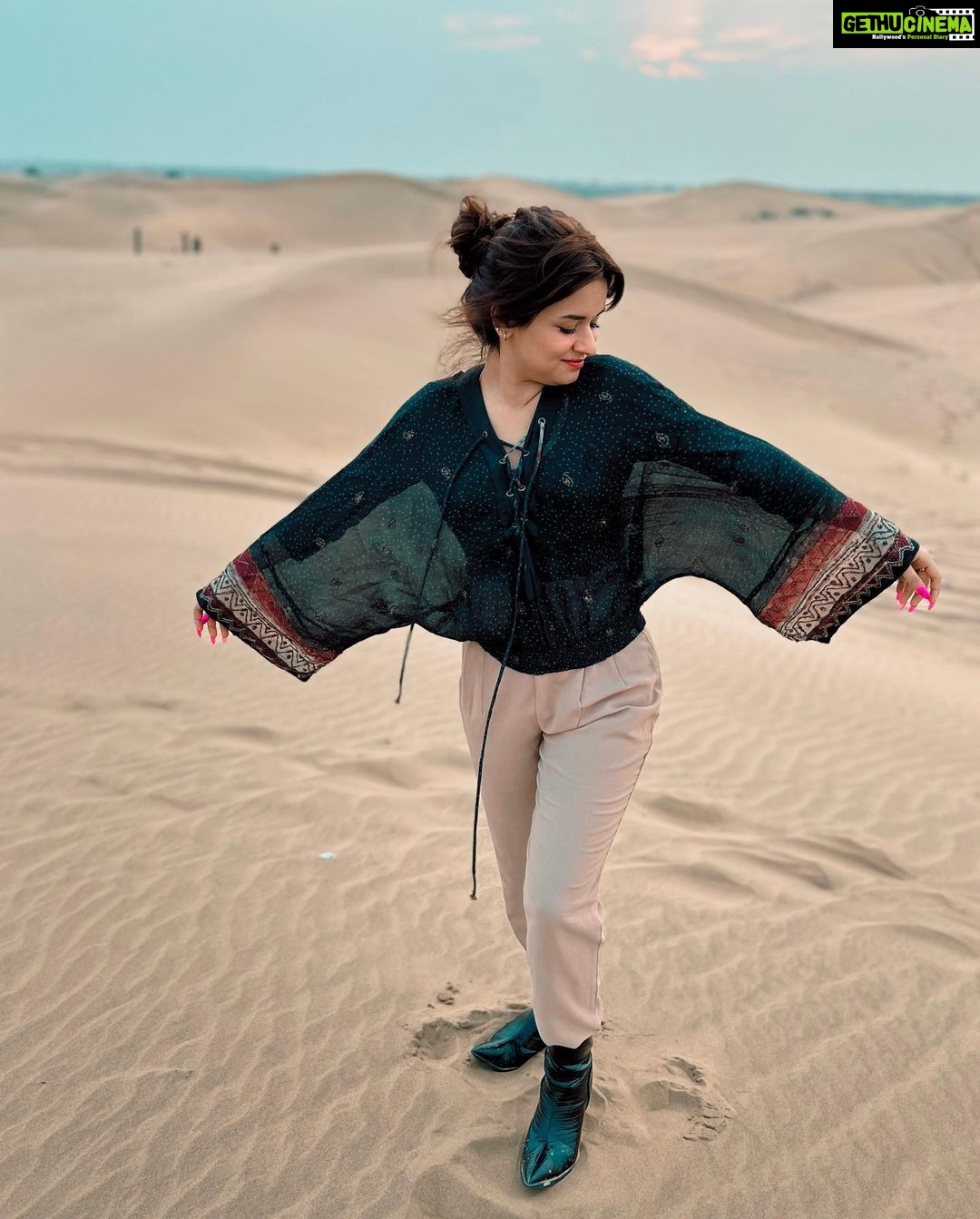 Avneet Kaur Instagram - Pata hai, Yaha se bahot dur, galat aur sahi ke paar ek maidan hai, main waha milunga tujhe π€ Styling : @tiara_gal @akansha.27 Outfit : @sorayabymalvika π€ : @ishikapunamiya @houseofcreativity._ Jaisalmer, Thar Desert, India