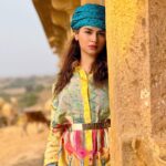 Avneet Kaur Instagram – Bringing some colours to this golden city…..☀️🌈

Styling : @tiara_gal @akansha.27 
Outfit by : @theboozybutton
🤝 : @_styleby_k  @style_by_ruchi Bada Bagh