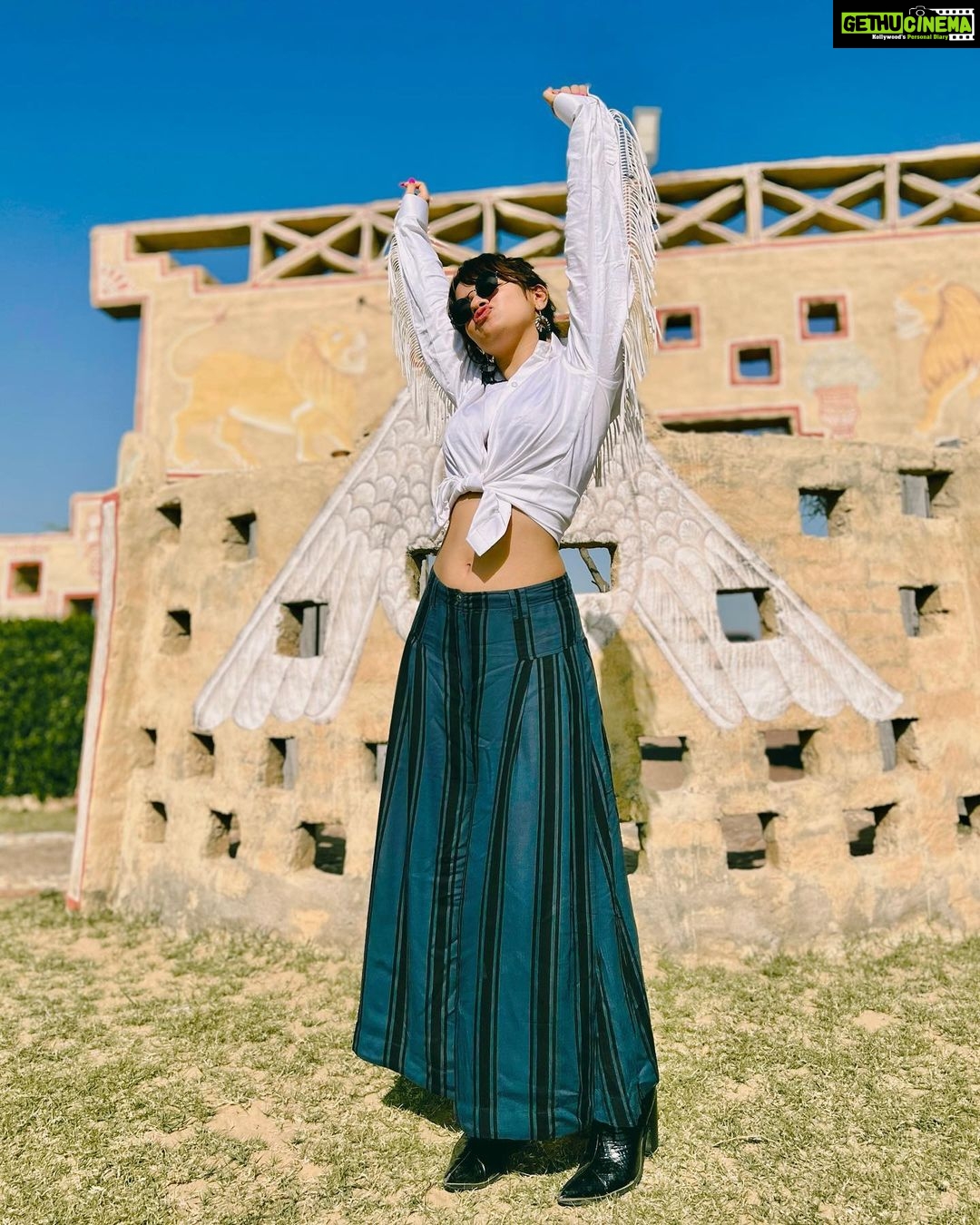 Avneet Kaur Instagram - Heart and soul.β₯οΈ #rajasthan Styling : @akansha.27 @tiara_gal π: @label.amari @sorayabymalvika π€ : @ishikapunamiya @style_by_ruchi @houseofcreativity._ πΈ- @sonianandra Jodhpur - The Blue Heaven
