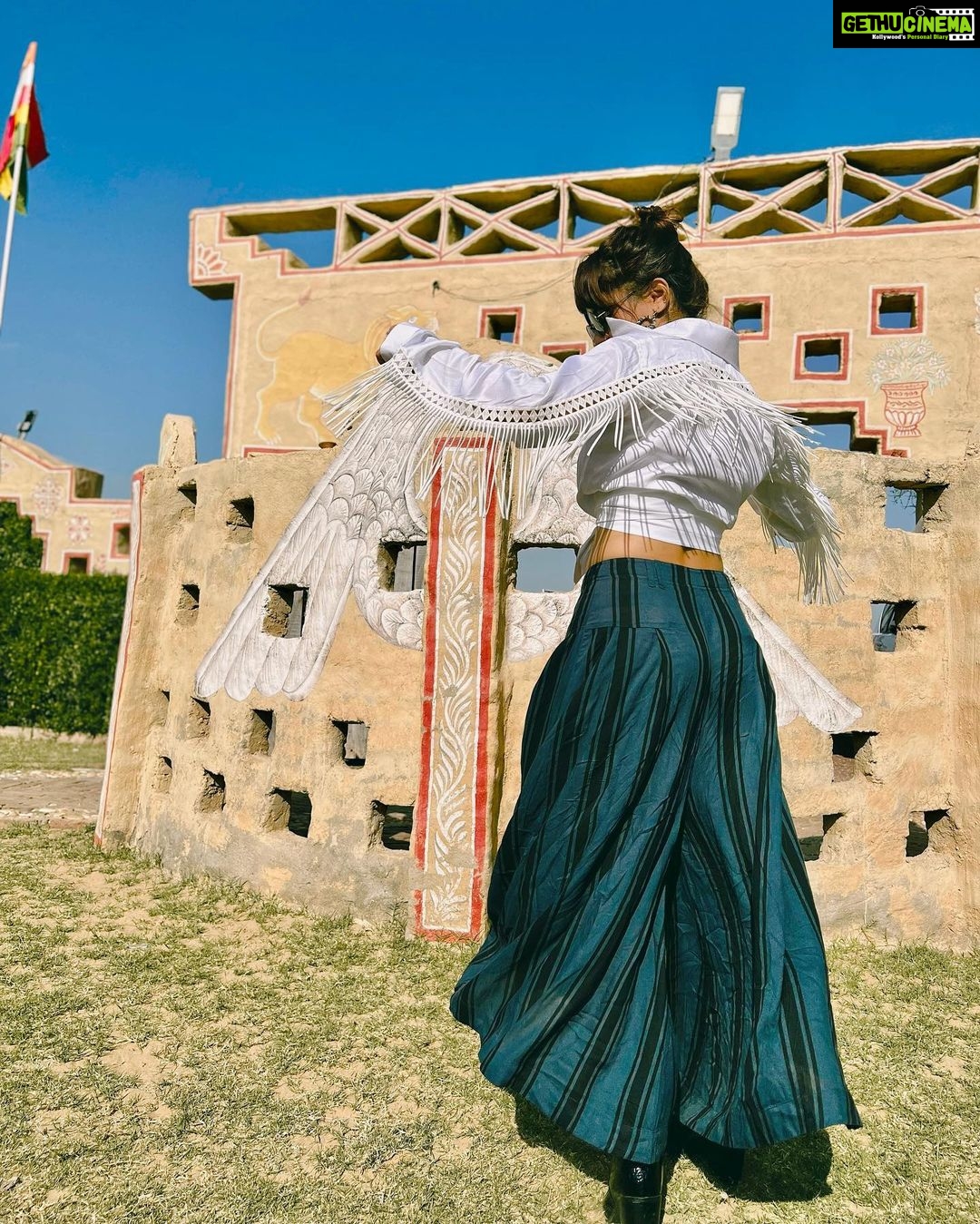 Avneet Kaur Instagram - Heart and soul.β₯οΈ #rajasthan Styling : @akansha.27 @tiara_gal π: @label.amari @sorayabymalvika π€ : @ishikapunamiya @style_by_ruchi @houseofcreativity._ πΈ- @sonianandra Jodhpur - The Blue Heaven