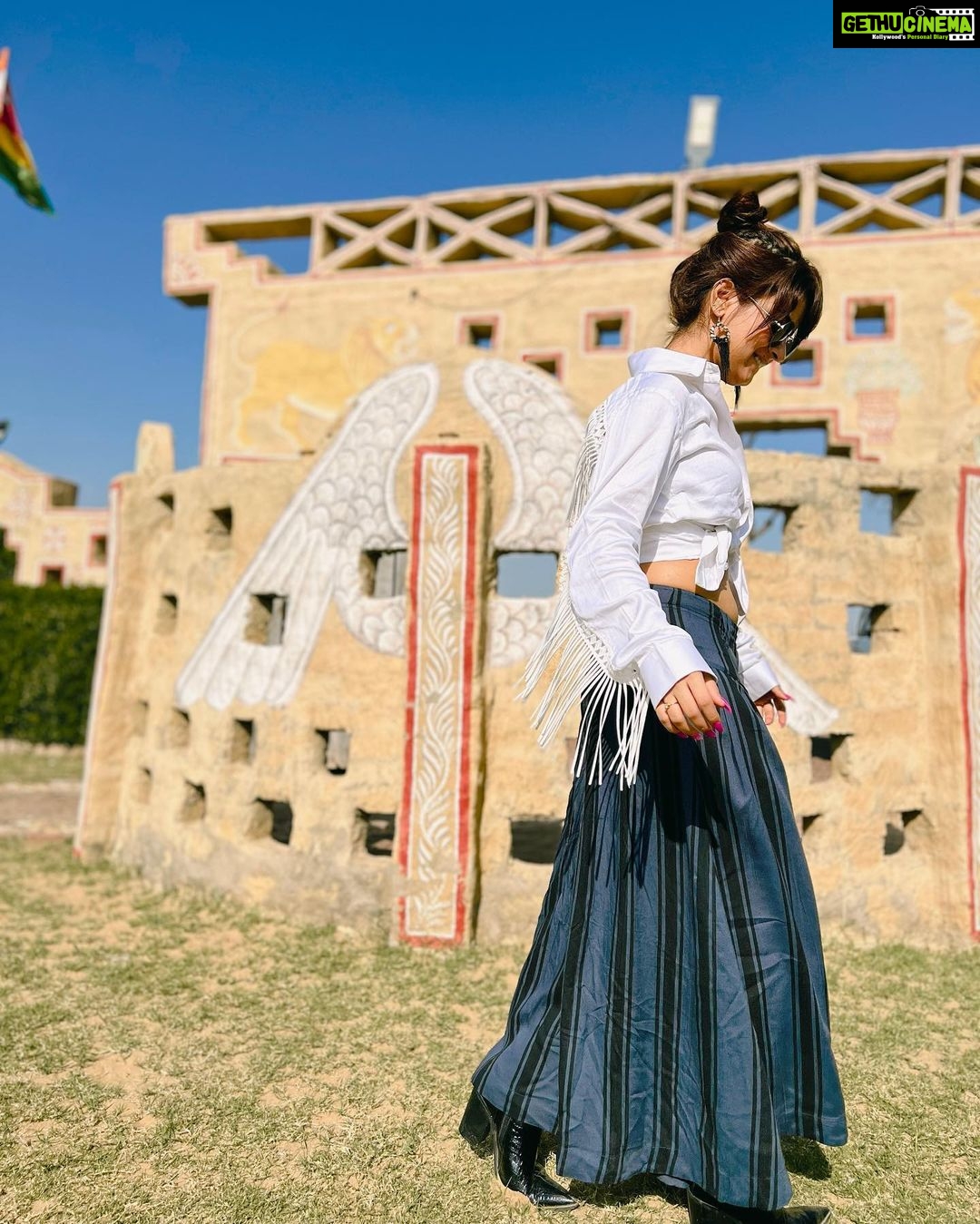 Avneet Kaur Instagram - Heart and soul.β₯οΈ #rajasthan Styling : @akansha.27 @tiara_gal π: @label.amari @sorayabymalvika π€ : @ishikapunamiya @style_by_ruchi @houseofcreativity._ πΈ- @sonianandra Jodhpur - The Blue Heaven
