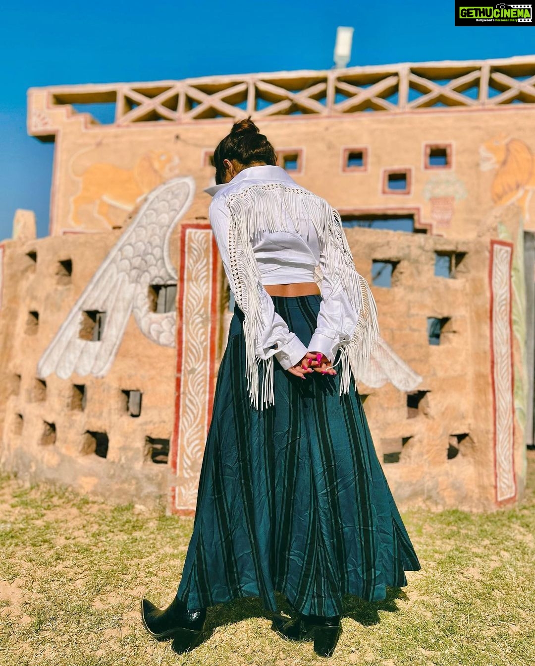 Avneet Kaur Instagram - Heart and soul.β₯οΈ #rajasthan Styling : @akansha.27 @tiara_gal π: @label.amari @sorayabymalvika π€ : @ishikapunamiya @style_by_ruchi @houseofcreativity._ πΈ- @sonianandra Jodhpur - The Blue Heaven