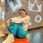 Avneet Kaur Instagram - Who set my mood on shuffle?😅 🌸OUTFIT DEETS 🌸 Sweatshirt- @hm Pants- @urbanic_in Shoes- @nike Bag- @accessorizeindiaofficial Jewellery- @y2_kii @apple Kempegowda International Airport Waiting Area