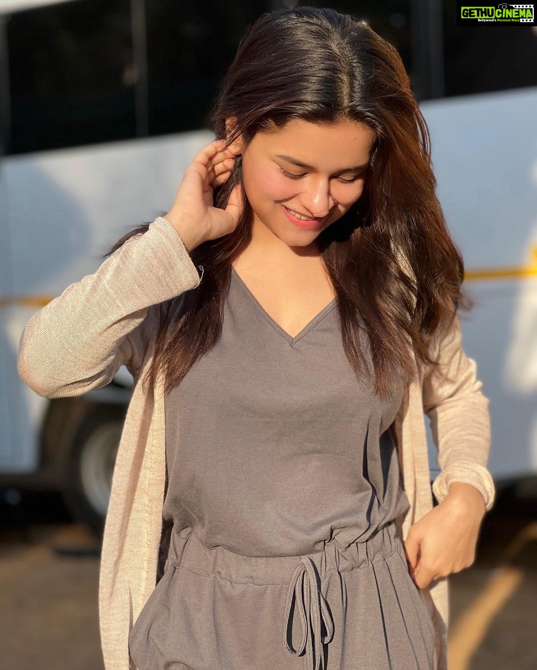 Avneet Kaur Instagram - Milan hun ab jo tumse hai dil ko mere kasam se sukoon mila ♥️ #naturaldays Mumbai, Maharashtra