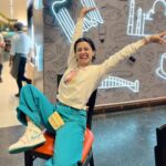 Avneet Kaur Instagram - Who set my mood on shuffle?😅 🌸OUTFIT DEETS 🌸 Sweatshirt- @hm Pants- @urbanic_in Shoes- @nike Bag- @accessorizeindiaofficial Jewellery- @y2_kii @apple Kempegowda International Airport Waiting Area