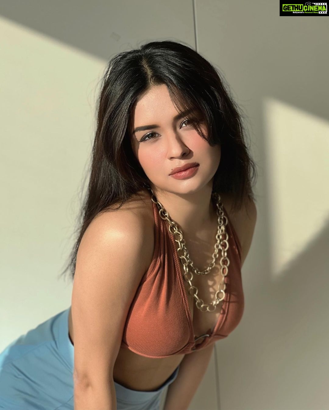 Avneet Kaur Instagram - Letting the sun in.🤎☀️ 📸- @krupalakhanii.16