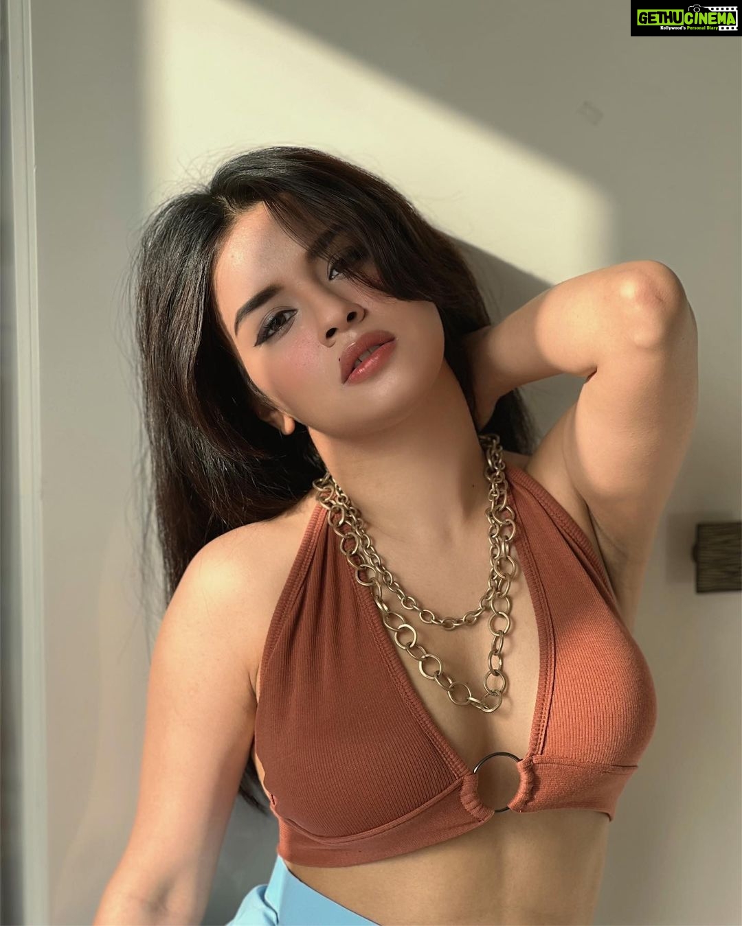 Avneet Kaur Instagram - Letting the sun in.🤎☀️ 📸- @krupalakhanii.16