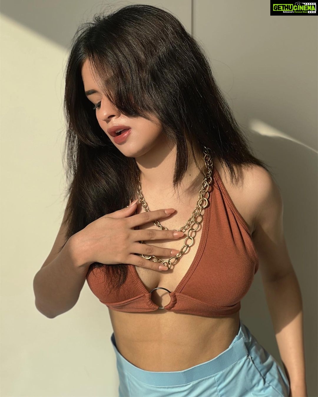 Avneet Kaur Instagram - Letting the sun in.🤎☀️ 📸- @krupalakhanii.16