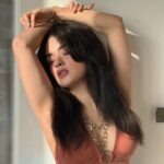 Avneet Kaur Instagram - Letting the sun in.🤎☀️ 📸- @krupalakhanii.16