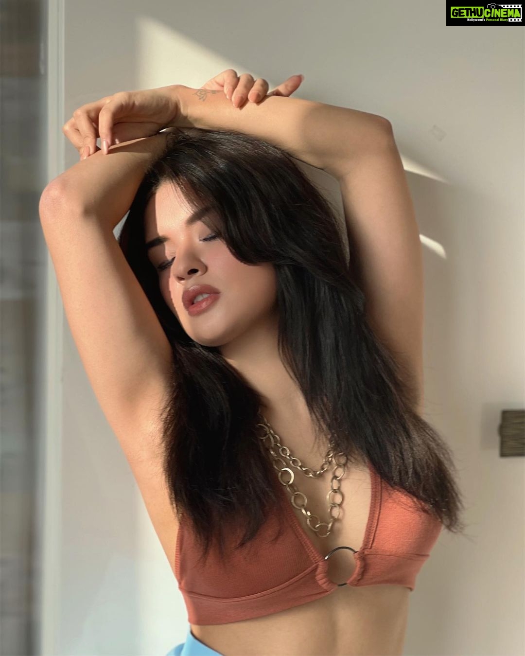 Avneet Kaur Instagram - Letting the sun in.🤎☀️ 📸- @krupalakhanii.16