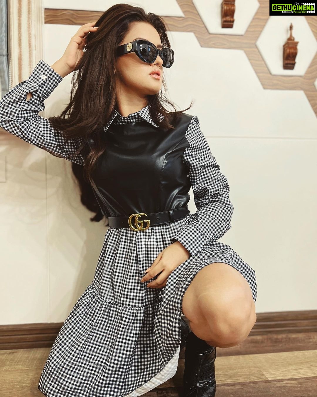 Avneet Kaur Instagram - Everything that drowns me makes me wanna fly.🖤 #shootmode