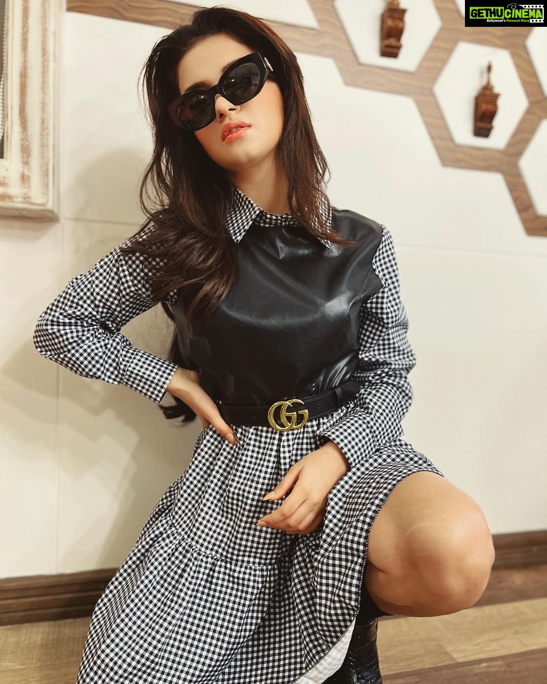 Avneet Kaur Instagram - Everything that drowns me makes me wanna fly.🖤 #shootmode
