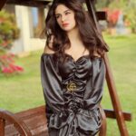 Avneet Kaur Instagram - Love makes the shy brave… And the brave shy….🖤✨ Wearing- @the_details_matter_ 📸- @krupalakhanii.16