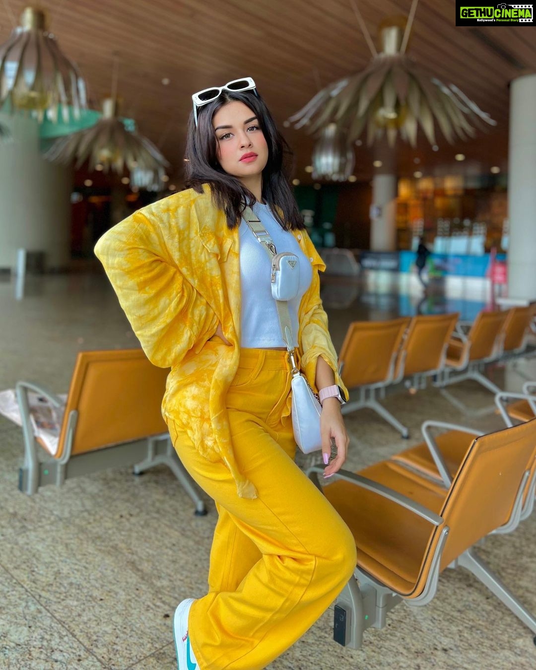 Avneet Kaur Instagram - ✈️💛🌨 📸- @sonianandra Chhattarpati Shivaji International Airport Mumbai