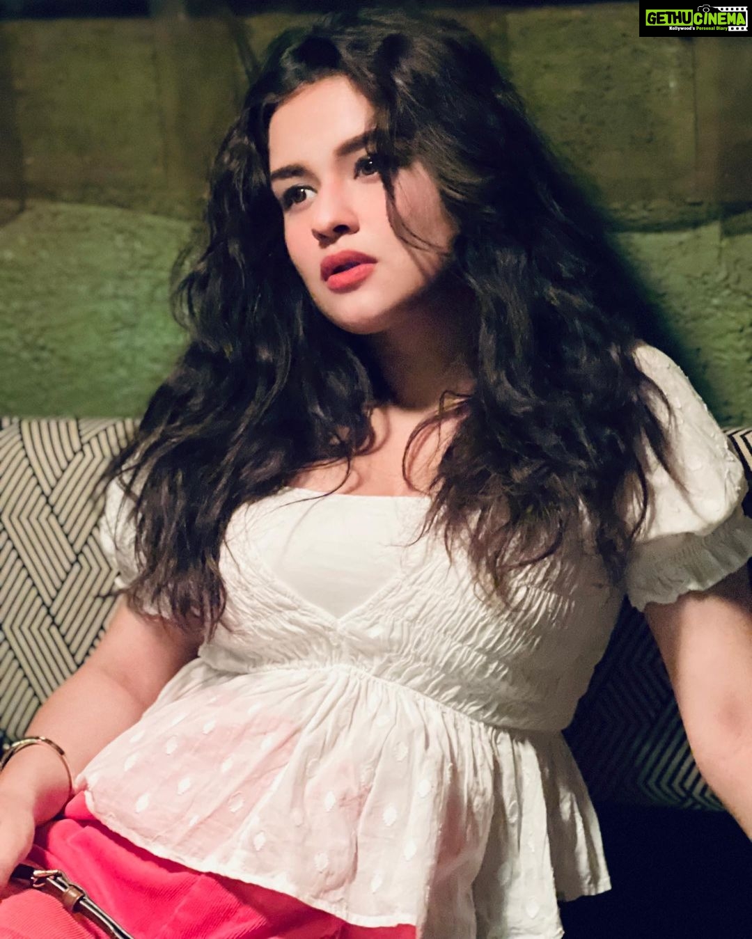 Avneet Kaur Instagram - Chahe kuch na kehna ♥️ Wearing- @starin.in Styled by- @styledbysujata Mumbai, Maharashtra