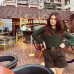 Avneet Kaur Instagram - Fall vibes.💚🖤 Mumbai, Maharashtra