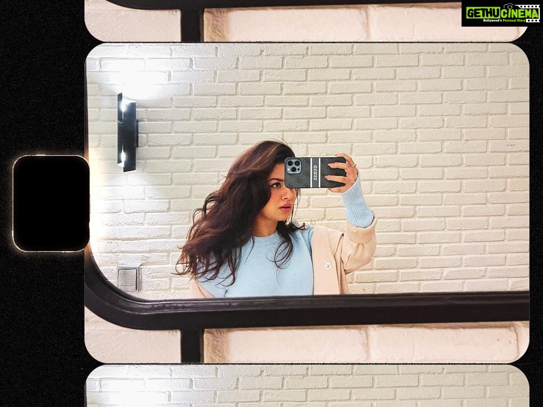 Avneet Kaur Instagram - Think I'm in love, 'cause you so sexy Boy, I ain't talkin' about you, I'm talking to my own reflection 😝💙✨ #mirrorselfie #throwback Bhopal, Madhya Pradesh