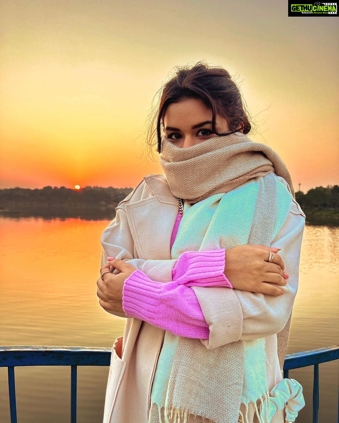 Avneet Kaur Instagram - I long for endless evening colours.🌄🌷✨ #throwback #sunset 📸- @amandeepnandra Bhopal - The City of Lakes