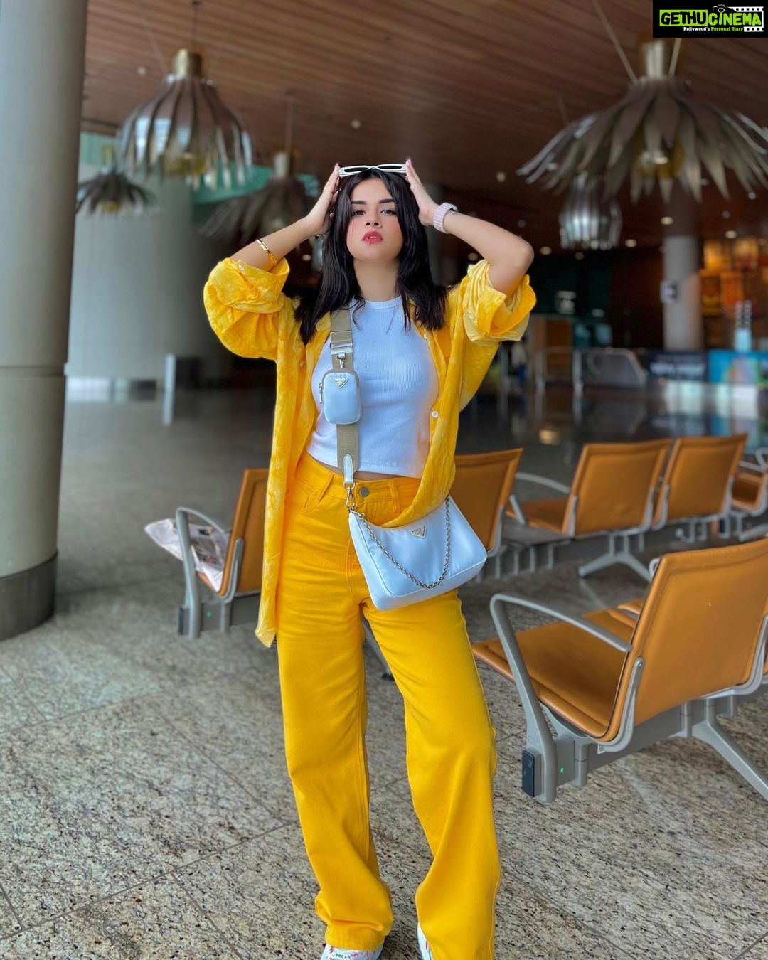 Avneet Kaur Instagram - ✈️💛🌨 📸- @sonianandra Chhattarpati Shivaji International Airport Mumbai