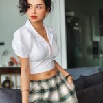 Avneet Kaur Instagram - That 90s vibe 🤍🎷 Top- @ewayoung Trousers- @bonkers.corner