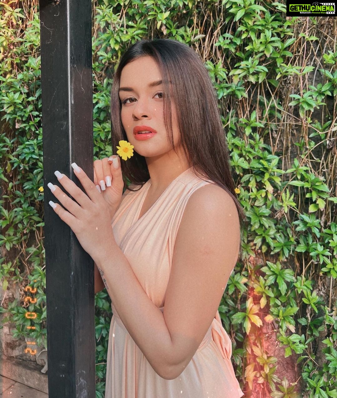 Avneet Kaur Instagram - The flower doesn’t dream of the bee. It blooms and the bee comes.🌼