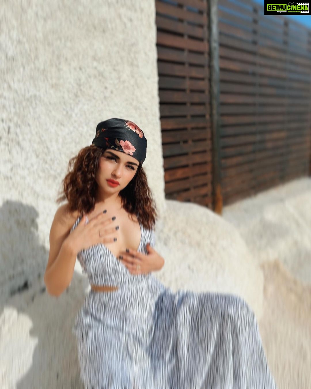 Avneet Kaur Instagram - And there's a dazzling haze, a mysterious way about you dear 🤍💫 Maldives