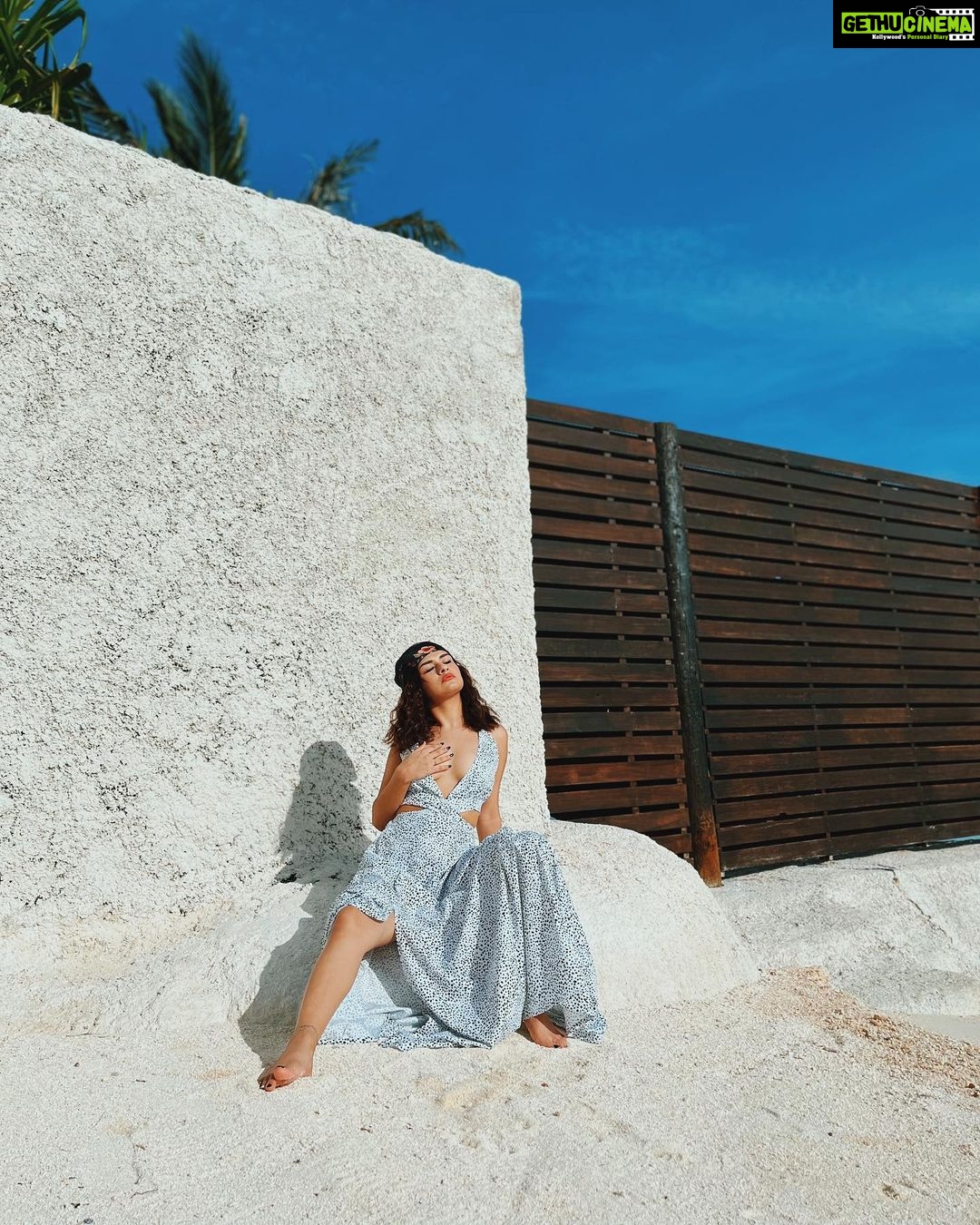 Avneet Kaur Instagram - And there's a dazzling haze, a mysterious way about you dear 🤍💫 Maldives