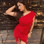 Avneet Kaur Instagram - Love is easy but queen is busy.♥️💃🏻 #aboutlastnight