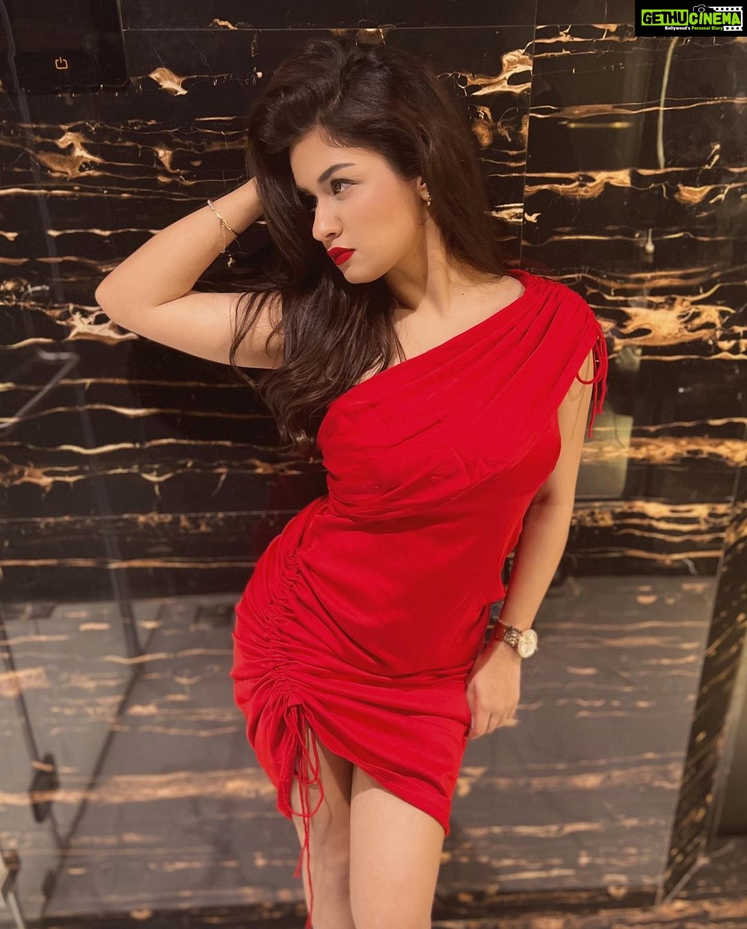 Avneet Kaur Instagram - Love is easy but queen is busy.♥️💃🏻 #aboutlastnight