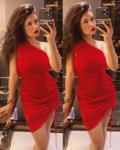 Avneet Kaur Instagram - Love is easy but queen is busy.♥️💃🏻 #aboutlastnight