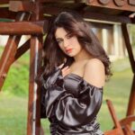 Avneet Kaur Instagram - Love makes the shy brave… And the brave shy….🖤✨ Wearing- @the_details_matter_ 📸- @krupalakhanii.16