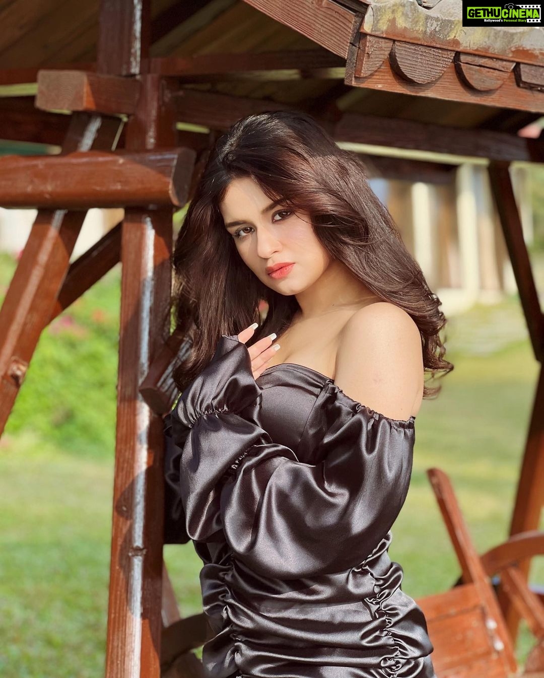 Avneet Kaur Instagram - Love makes the shy brave… And the brave shy….🖤✨ Wearing- @the_details_matter_ 📸- @krupalakhanii.16