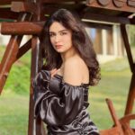 Avneet Kaur Instagram - Love makes the shy brave… And the brave shy….🖤✨ Wearing- @the_details_matter_ 📸- @krupalakhanii.16