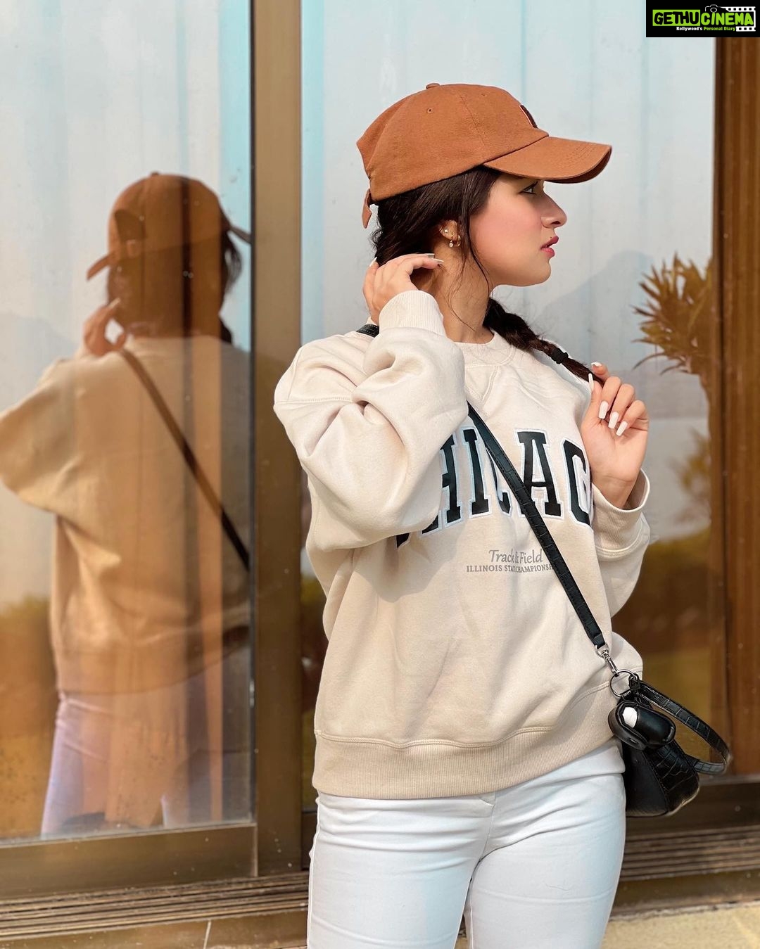 Avneet Kaur Instagram - Casuals kinda day.🤎🍂 #avneetstylediaries #styledbyme Lonavala