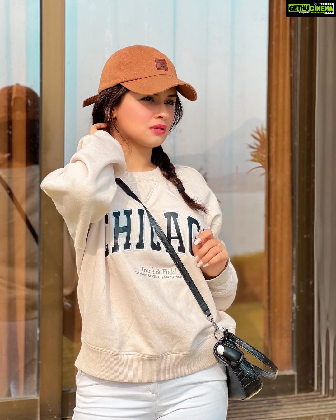 Avneet Kaur Instagram - Casuals kinda day.🤎🍂 #avneetstylediaries #styledbyme Lonavala