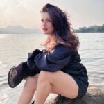 Avneet Kaur Instagram - How you steady this madness in my soul.♥️🌊🍂 📸- @krupalakhanii.16 Pawna lake camping