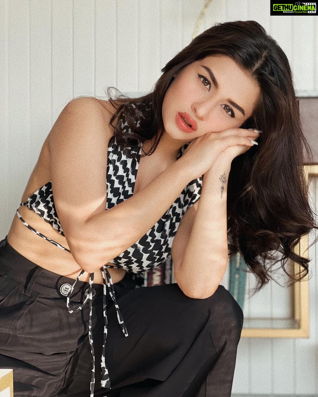 Avneet Kaur Instagram - I pick my poison and it’s you.🖤⚡️ Wearing- @missa_more_clothing 📸- @sonianandra