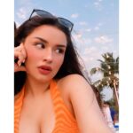 Avneet Kaur Instagram - Meet me where the sky touches the sea.🌊🧡🍂
