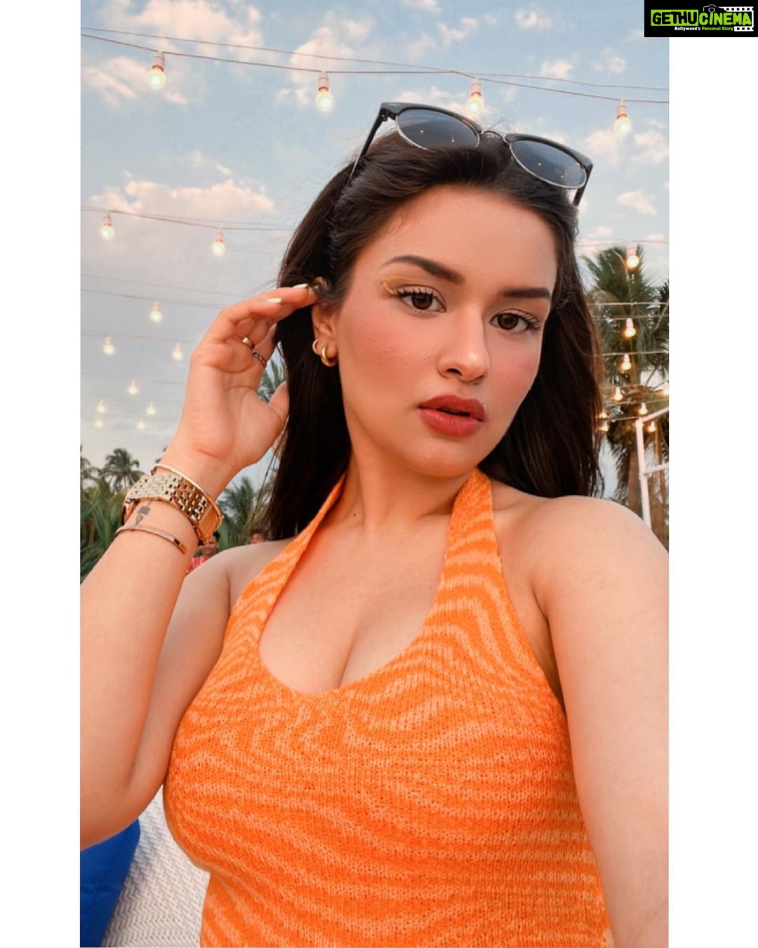 Avneet Kaur Instagram - Meet me where the sky touches the sea.๐๐งก๐
