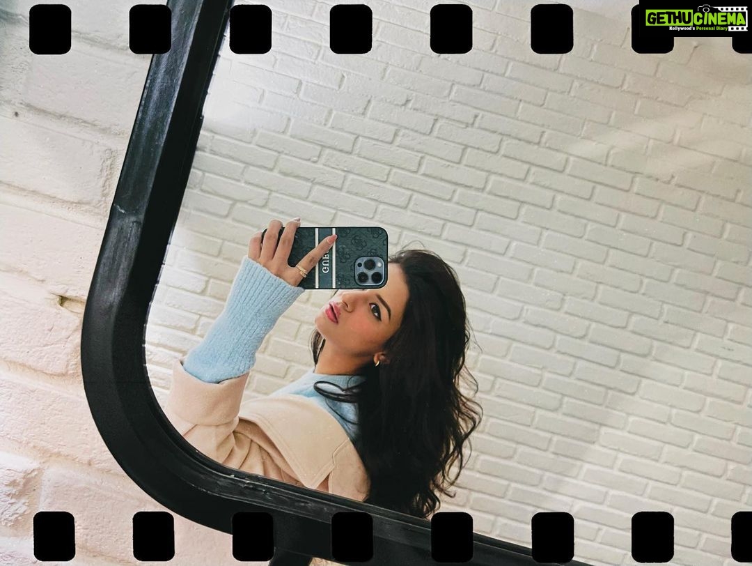 Avneet Kaur Instagram - Think I'm in love, 'cause you so sexy Boy, I ain't talkin' about you, I'm talking to my own reflection 😝💙✨ #mirrorselfie #throwback Bhopal, Madhya Pradesh