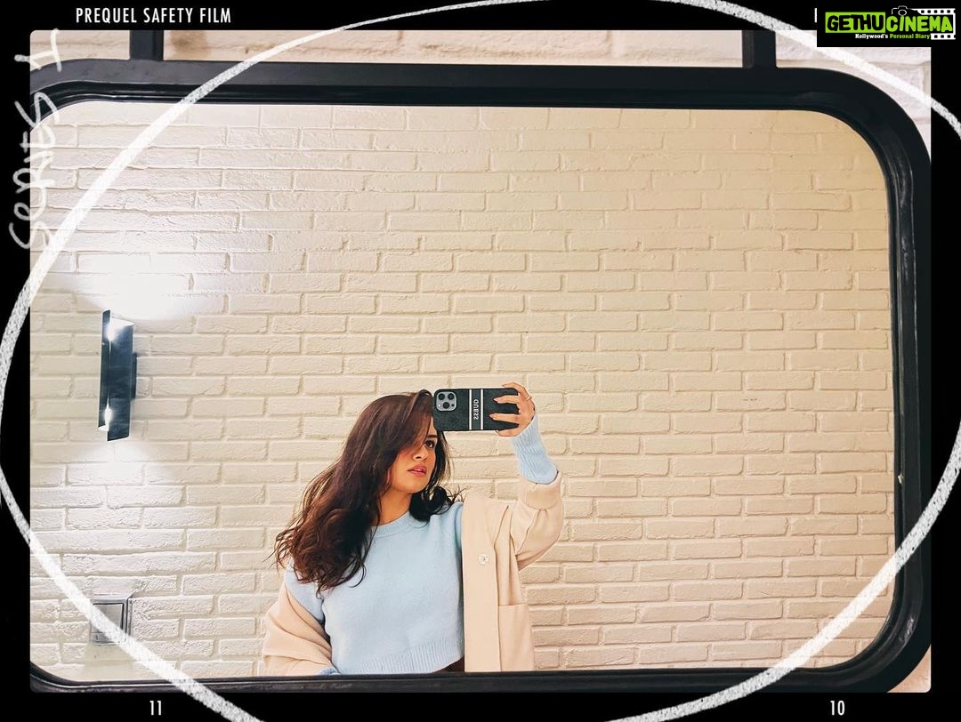 Avneet Kaur Instagram - Think I'm in love, 'cause you so sexy Boy, I ain't talkin' about you, I'm talking to my own reflection 😝💙✨ #mirrorselfie #throwback Bhopal, Madhya Pradesh