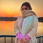 Avneet Kaur Instagram - I long for endless evening colours.🌄🌷✨ #throwback #sunset 📸- @amandeepnandra Bhopal - The City of Lakes