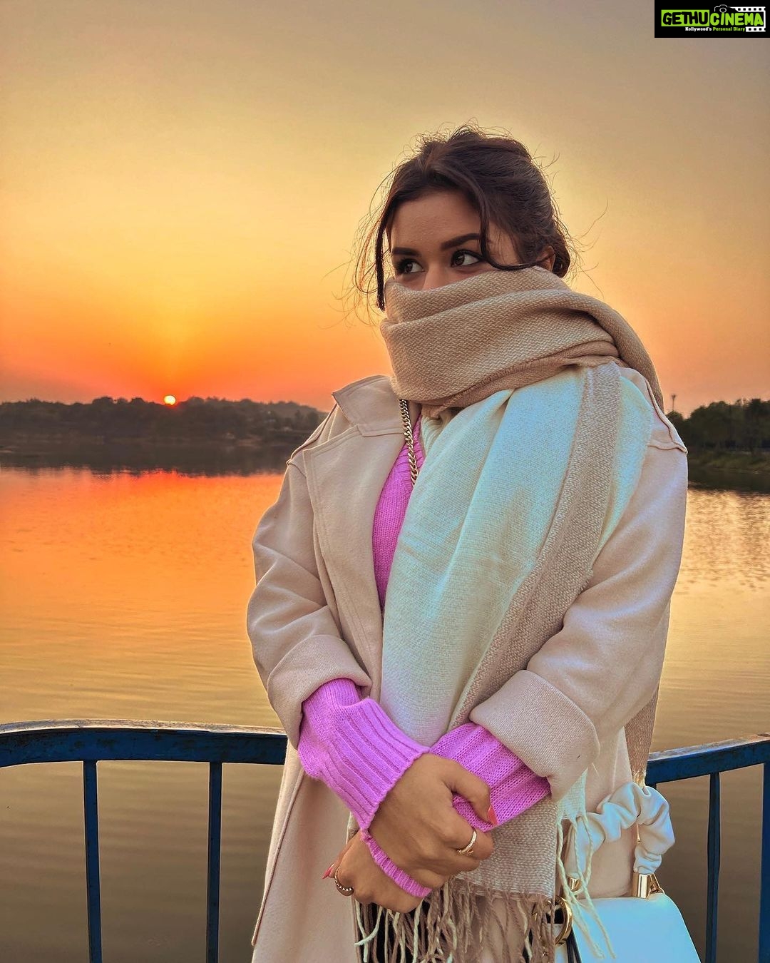 Avneet Kaur Instagram - I long for endless evening colours.🌄🌷✨ #throwback #sunset 📸- @amandeepnandra Bhopal - The City of Lakes